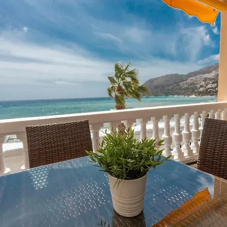 Castillo Beachfront Seaviews Apartment *